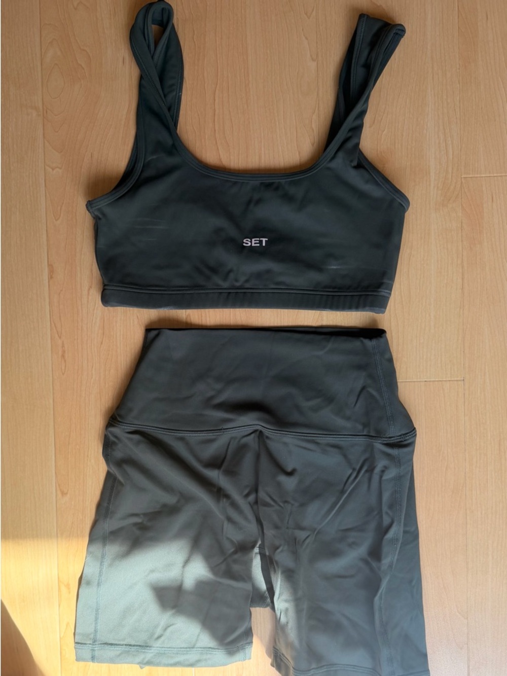 Hunter green 'SET' Sports Bra & High-Waist Bike Shorts Set